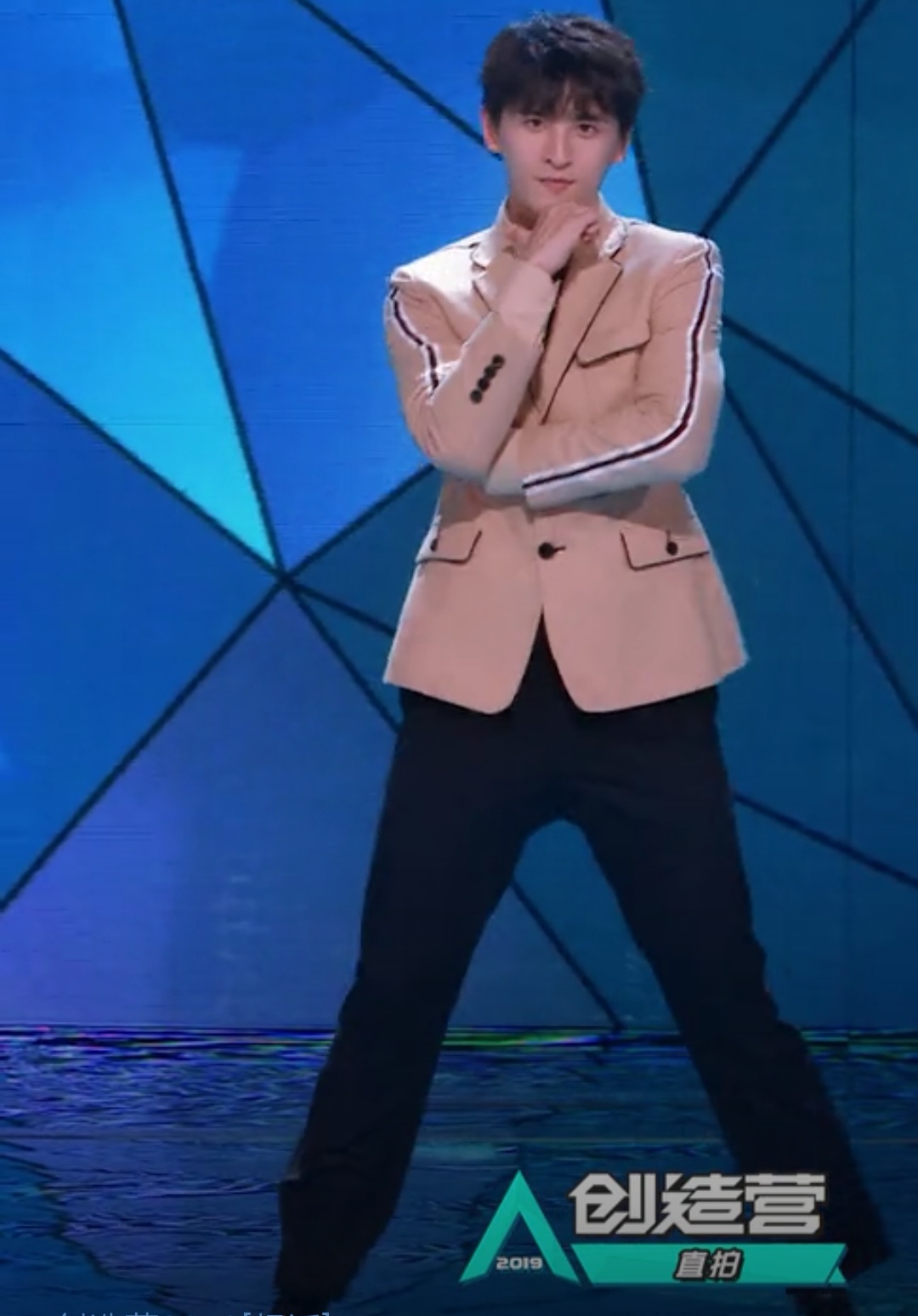 包含今晨体能课后，广东宏远更衣室发声备战葡超，气氛紧张，临场指挥获称赞的词条